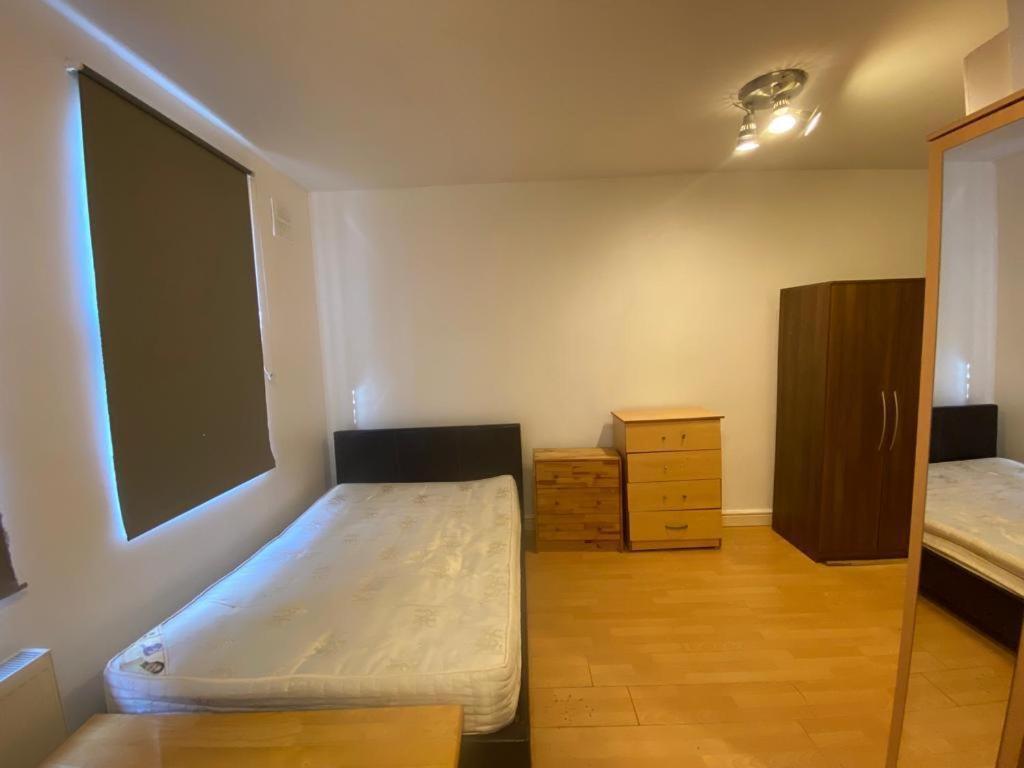 Golders Way Rooms London Exterior photo