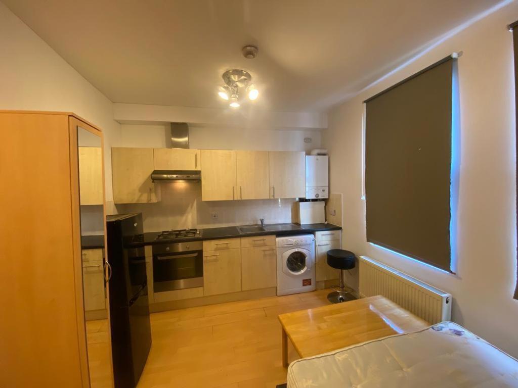 Golders Way Rooms London Exterior photo